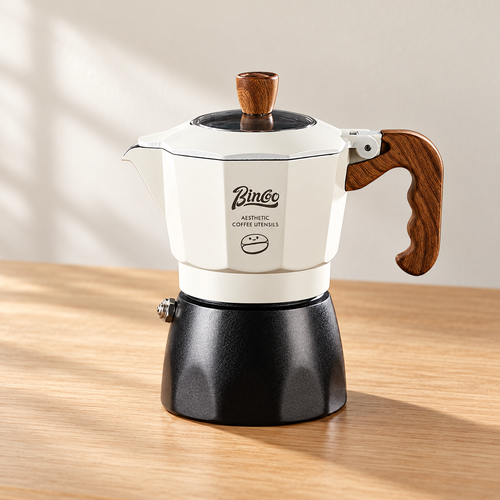 Cafetera moka Bincoo sobre una mesa minimalista